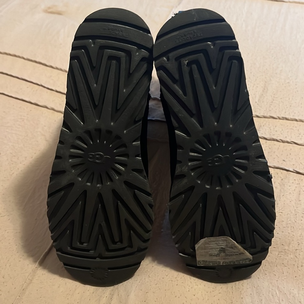 UGGS - Picture 4 of 4